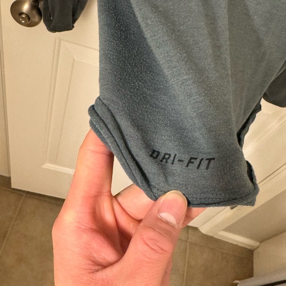 Nike SB - Performance long sleeve - men’s size L - Used - Picture 6 of 7